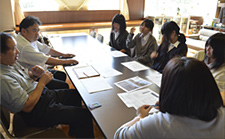 臼田高等学校にて：デザイン科の先生と学生ときたやつハム渡邉社長の熱のこもった打ち合わせ